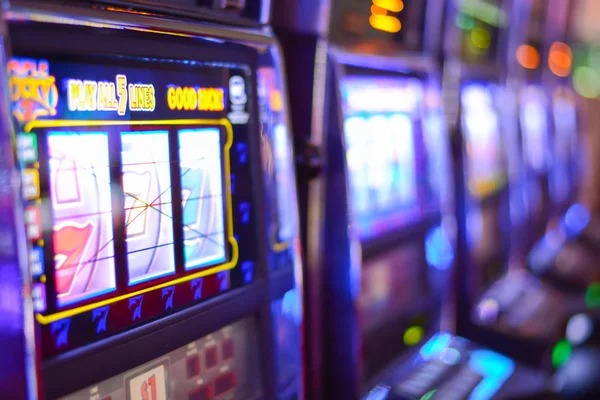 polawings138 Top Trend Gaming dashboard on mobile phone showing live tables and slot games